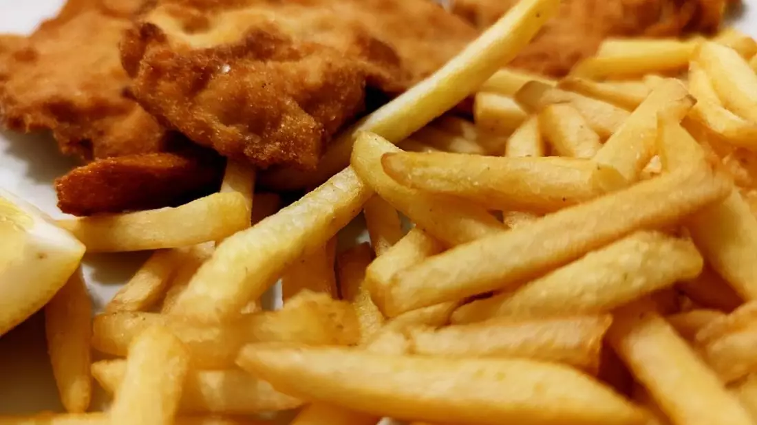 Pommes mit Wiener Schnitzel (Archiv) - Bild: über dts Nachrichtenagentur
