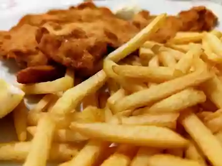 Pommes mit Wiener Schnitzel (Archiv) - Foto: über dts Nachrichtenagentur