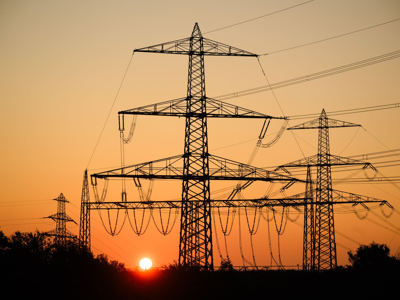 Ausschlaggebend für die schwache Entwicklung der Erzeugerpreise waren einmal mehr die Energiekosten. Vor allem bei elektrischem Strom und bei Mineralölerzeugnissen gingen die Preise zurück. - Foto: Julian Stratenschulte/dpa