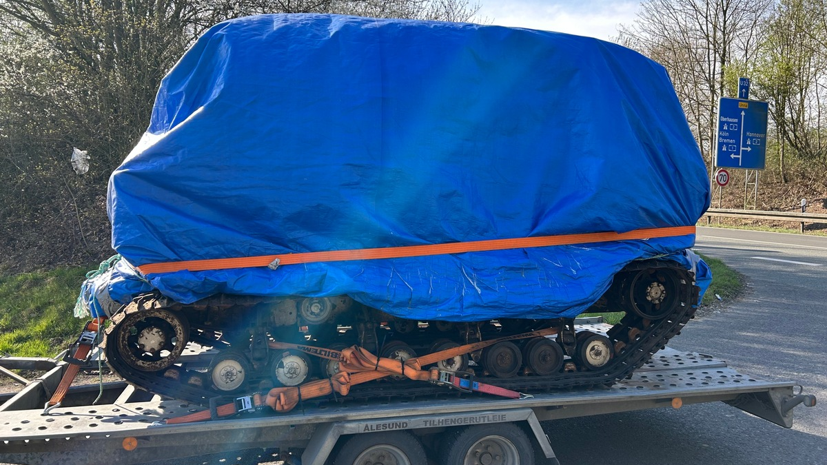 HZA-BI: Kettenfahrzeug aus dem Zweiten Weltkrieg auf der A2/Bielefelder Zoll stoppt Gespann ohne Zolldokumente - Foto: presseportal.de