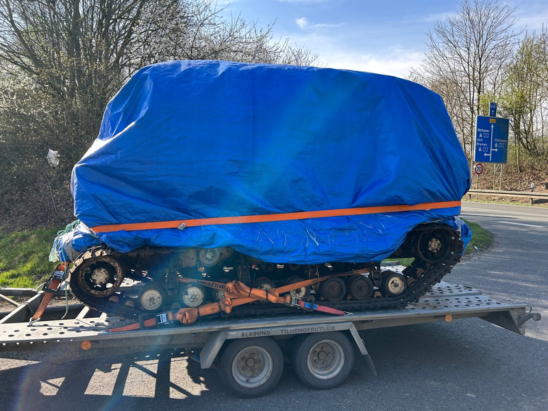 HZA-BI: Kettenfahrzeug aus dem Zweiten Weltkrieg auf der A2/Bielefelder Zoll stoppt Gespann ohne Zolldokumente - Foto: presseportal.de