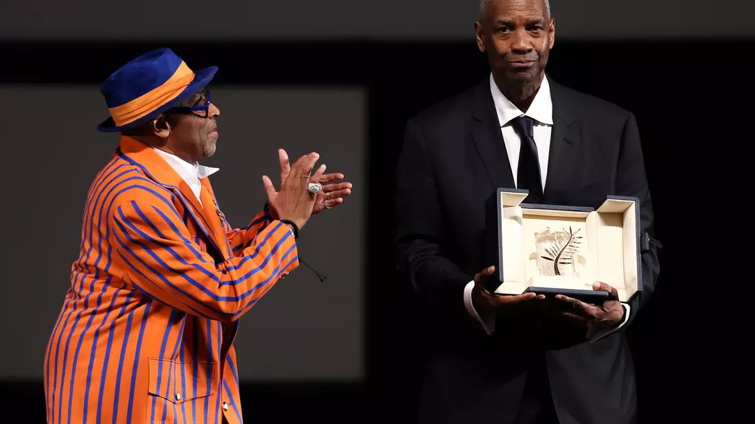 Im Kinosaal erhielt der Oscarpreisträger einen Ehrenpreis. - Bild: Sameer Al-Doumy/POOL AFP/AP/dpa