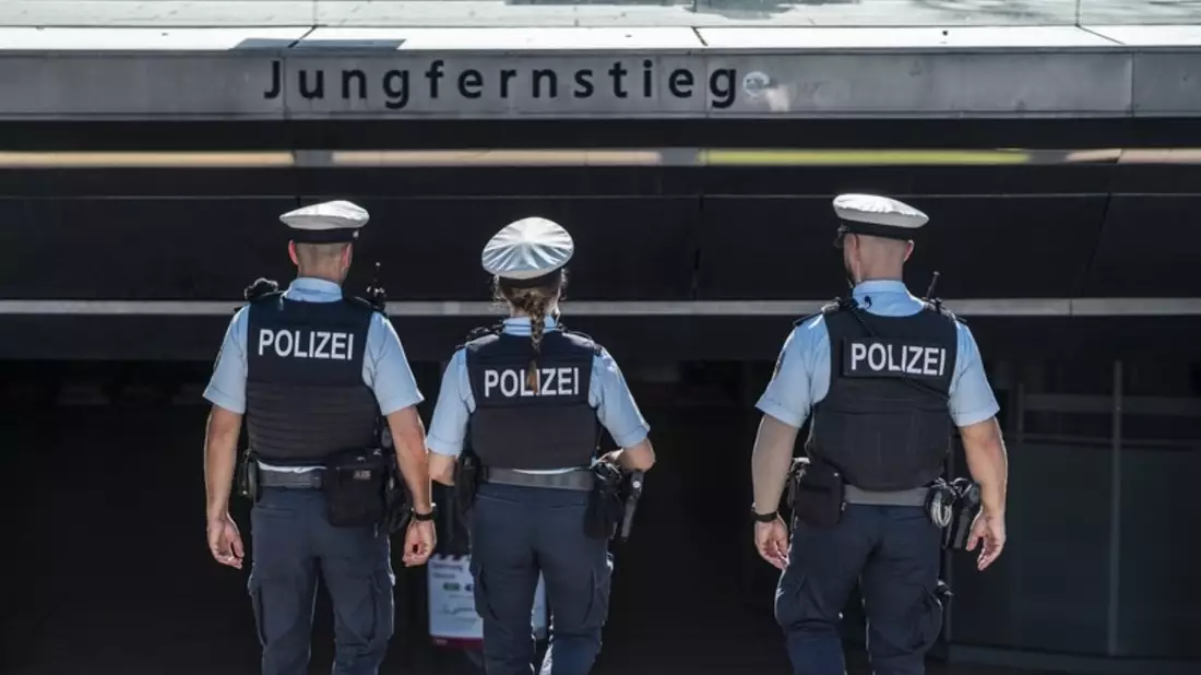BPOL-HH: U-Haftbefehl: Frau soll in 28 Fällen ohne Fahrschein in öffentlichen Verkehrsmitteln gefahren sein- Weitere Fahrt ohne Ticket wird gesuchter Frau zum Verhängnis- - Bild: presseportal.de