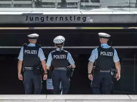 BPOL-HH: U-Haftbefehl: Frau soll in 28 Fällen ohne Fahrschein in öffentlichen Verkehrsmitteln gefahren sein- Weitere Fahrt ohne Ticket wird gesuchter Frau zum Verhängnis- - Foto: presseportal.de