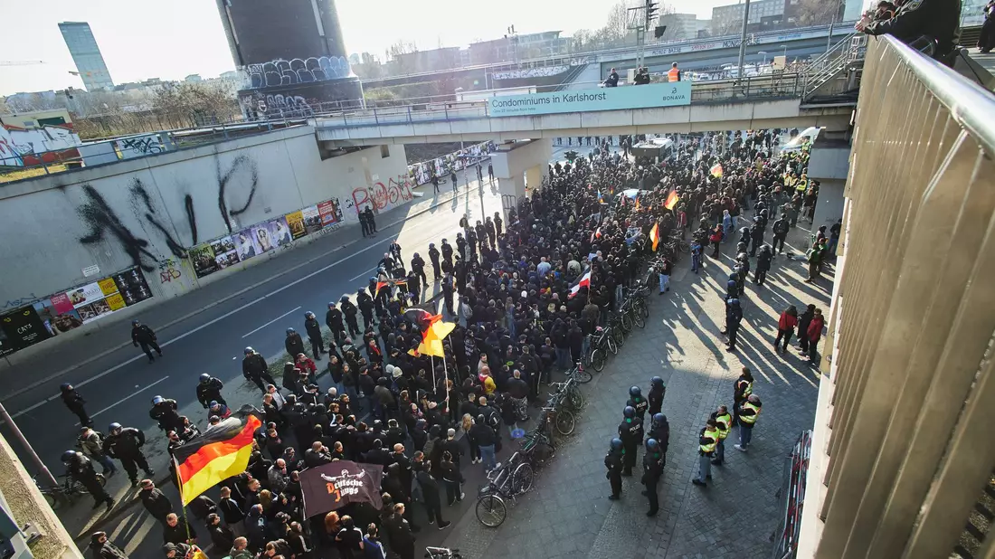 Demonstrationen von Rechtsextremisten waren zuletzt häufiger von Gegendemonstrationen begleitet. (Archivfoto) - Bild: -/dpa