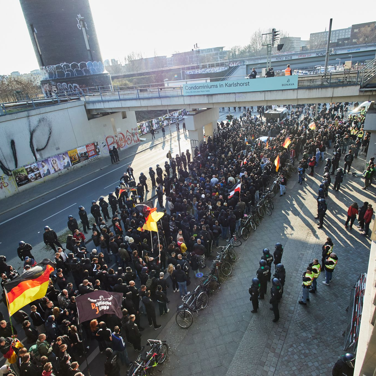 Demonstrationen von Rechtsextremisten waren zuletzt häufiger von Gegendemonstrationen begleitet. (Archivfoto) - Foto: -/dpa