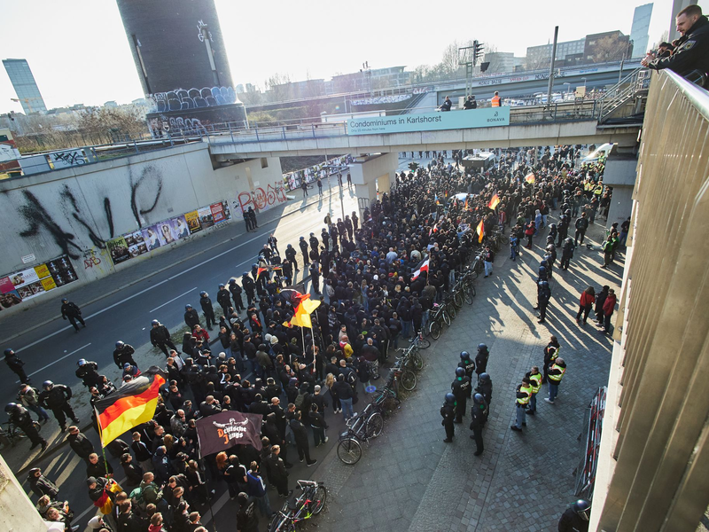 Demonstrationen von Rechtsextremisten waren zuletzt häufiger von Gegendemonstrationen begleitet. (Archivfoto) - Foto: -/dpa