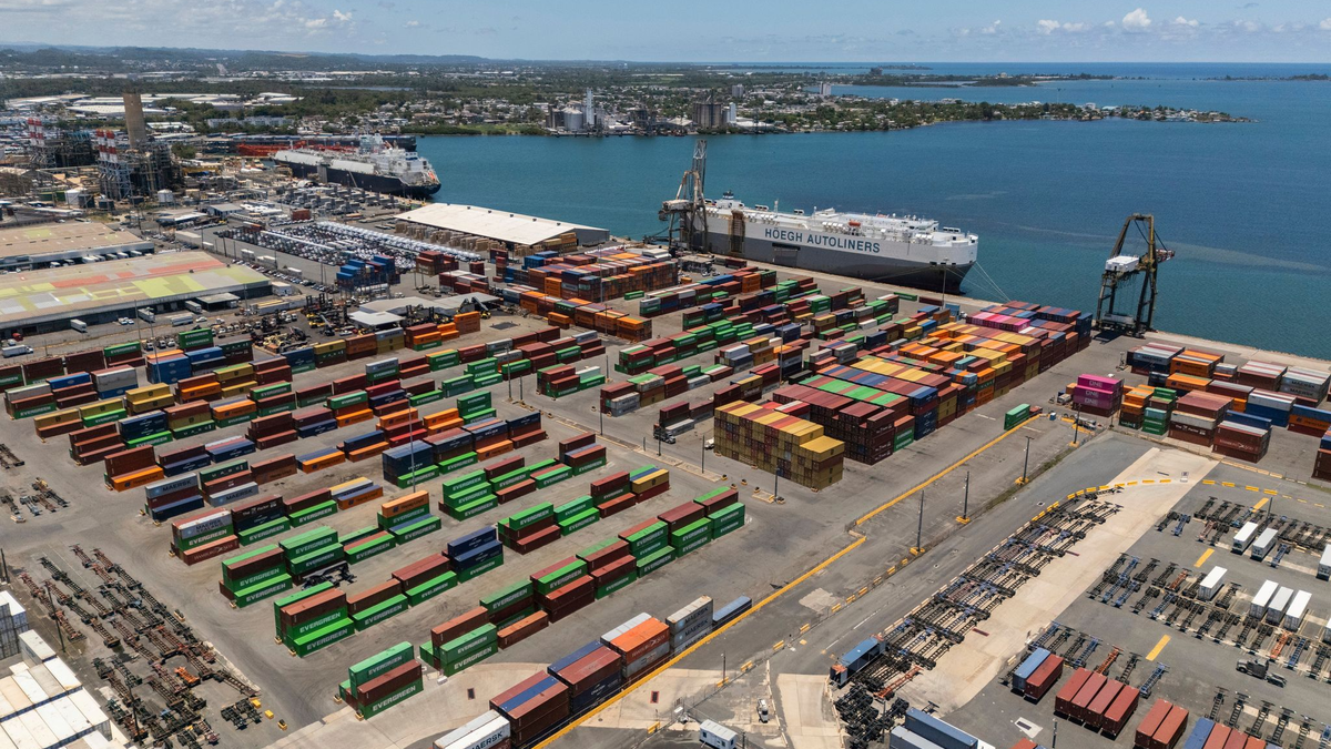 Auf Puerto Rico (USA) sind Container im Hafen von San Juan gestapelt.  - Foto: Alejandro Granadillo/AP/dpa