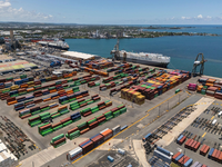 Auf Puerto Rico (USA) sind Container im Hafen von San Juan gestapelt.  - Foto: Alejandro Granadillo/AP/dpa