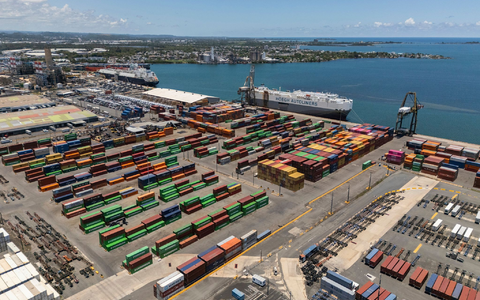 Auf Puerto Rico (USA) sind Container im Hafen von San Juan gestapelt.  - Foto: Alejandro Granadillo/AP/dpa