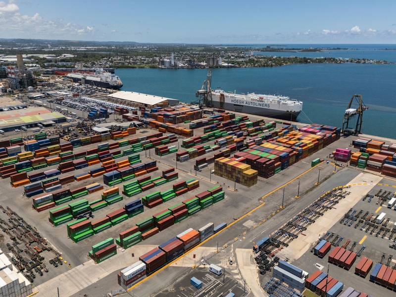 Auf Puerto Rico (USA) sind Container im Hafen von San Juan gestapelt.  - Foto: Alejandro Granadillo/AP/dpa