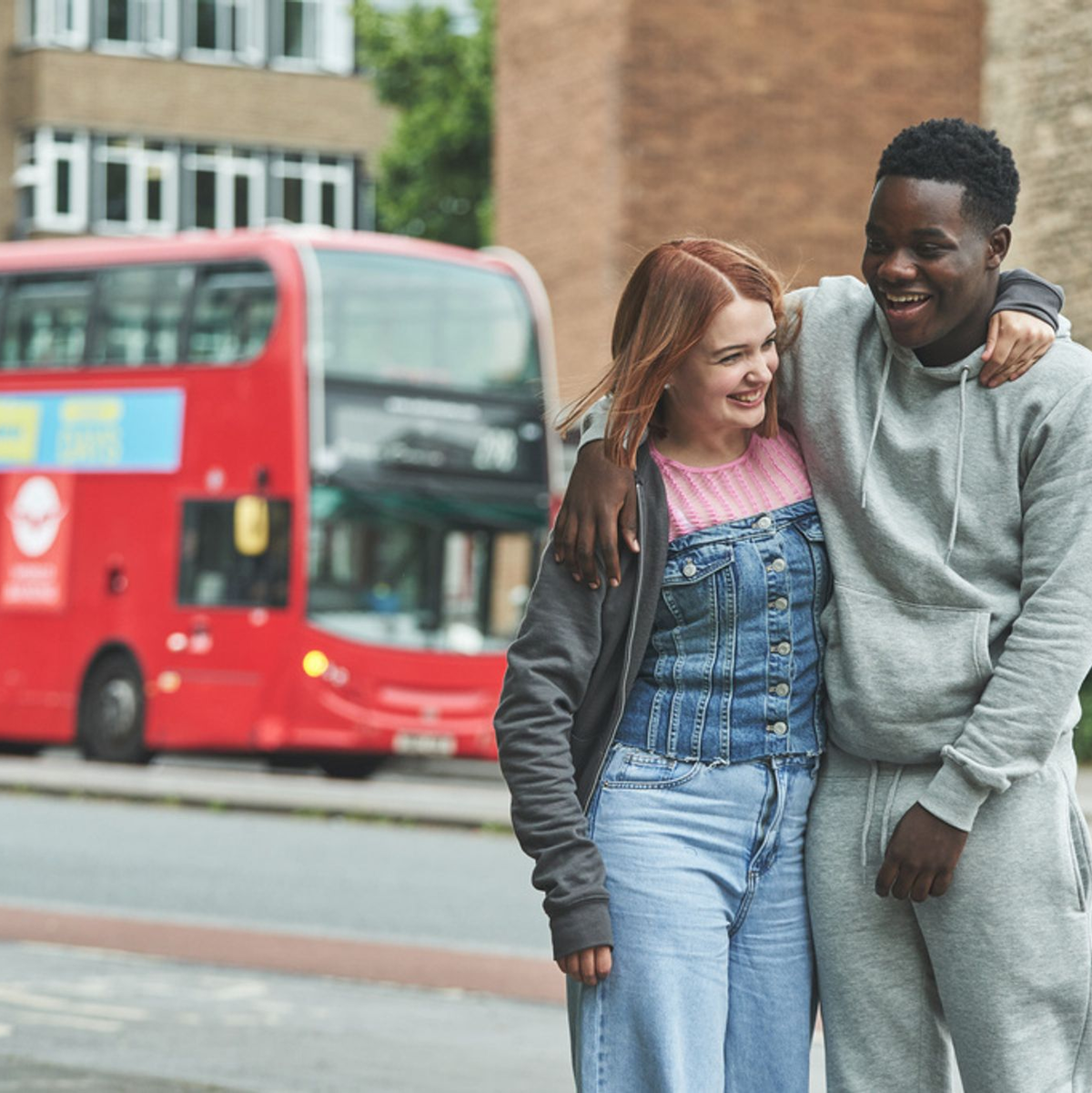 Beatrix (Tallulah Greive) und Jaheim (Josh Tedeku) müssen mit dem Edelinternat klarkommen. - Foto: Yinka Edward/ZDF/dpa