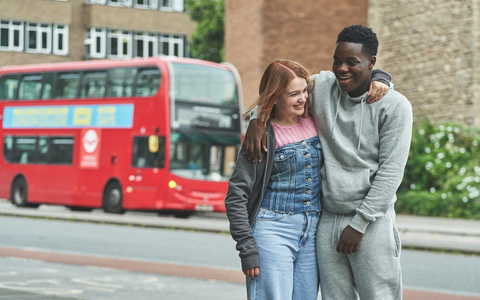 Beatrix (Tallulah Greive) und Jaheim (Josh Tedeku) mĂŒssen mit dem Edelinternat klarkommen. - Foto: Yinka Edward/ZDF/dpa Beatrix (Tallulah Greive) und Jaheim (Josh Tedeku) mĂŒssen mit dem Edelinternat klarkommen. - Foto: Yinka Edward/ZDF/dpa