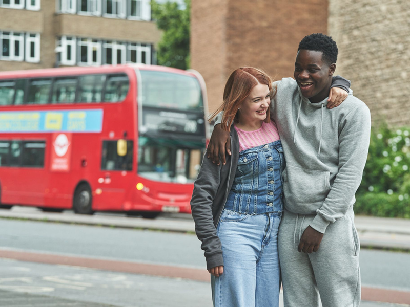 Beatrix (Tallulah Greive) und Jaheim (Josh Tedeku) müssen mit dem Edelinternat klarkommen. - Foto: Yinka Edward/ZDF/dpa