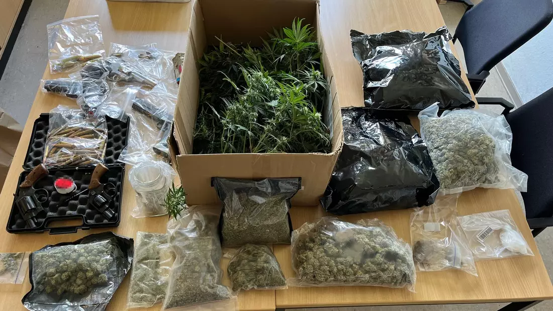 POL-HA: Volltreffer: Polizeibeamte stellen Cannabis und Waffen sicher - Bild: presseportal.de