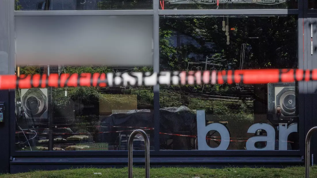 Der Tatverdächtige hatte vor einer Bar mehrere Menschen angegriffen und verletzt.  - Bild: Friso Gentsch/dpa