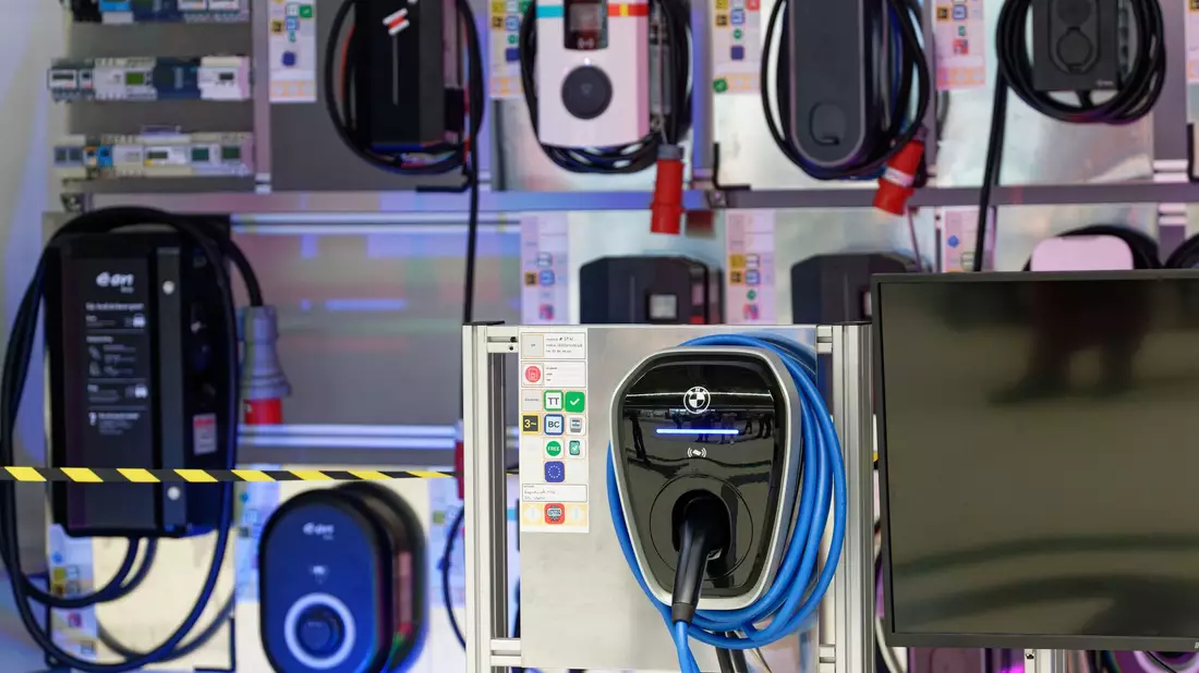 Die Bundesnetzagentur hat die elektrische Sicherheit von Wallboxen geprüft und festgestellt: Keine Gefahren für die Nutzerinnen und Nutzer. Auch die Funktechnik funktionierte. (Symbolbild) - Bild: Henning Kaiser/dpa