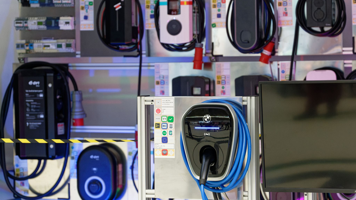 Die Bundesnetzagentur hat die elektrische Sicherheit von Wallboxen geprüft und festgestellt: Keine Gefahren für die Nutzerinnen und Nutzer. Auch die Funktechnik funktionierte. (Symbolbild) - Foto: Henning Kaiser/dpa