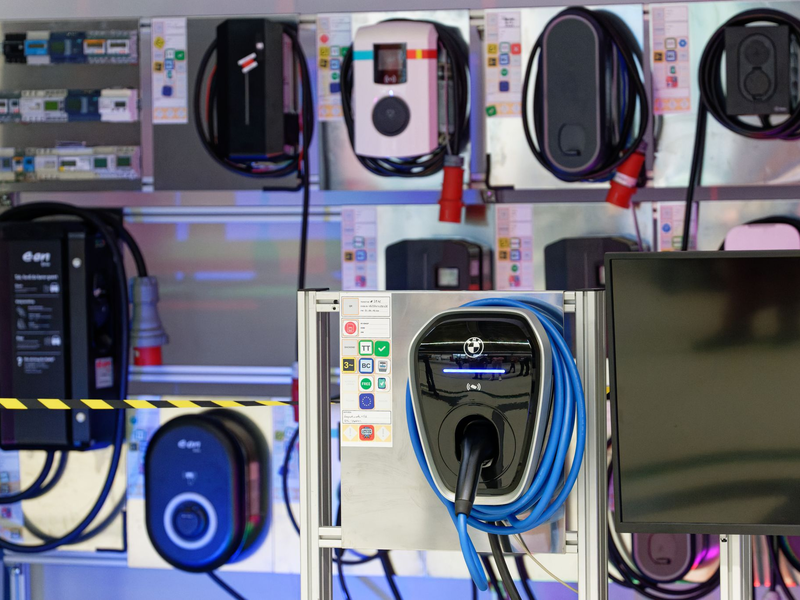 Die Bundesnetzagentur hat die elektrische Sicherheit von Wallboxen geprüft und festgestellt: Keine Gefahren für die Nutzerinnen und Nutzer. Auch die Funktechnik funktionierte. (Symbolbild) - Foto: Henning Kaiser/dpa