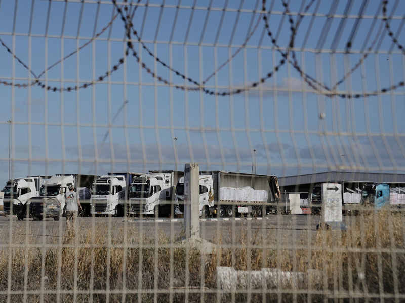 Am Grenzübergang stehen tonnenweise Hilfsgüter bereit.  - Foto: Maya Alleruzzo/AP/dpa