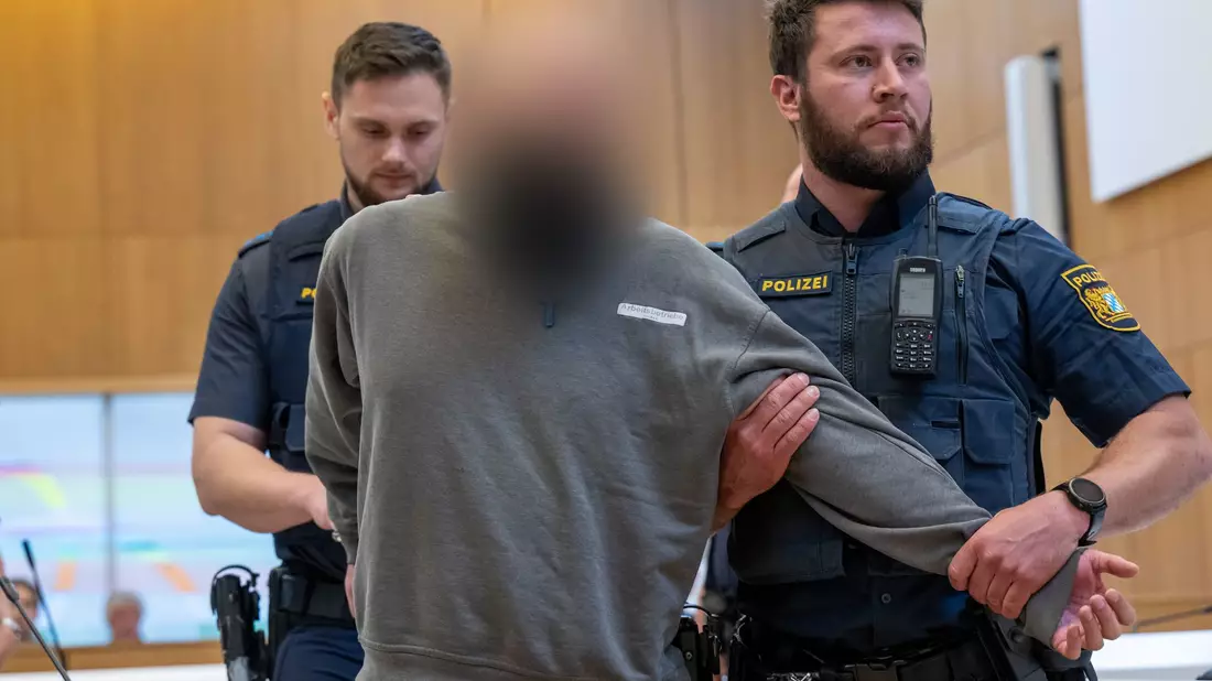 Am ersten Tag des Prozesses war der Hauptangeklagte in Hand- und Fußfesseln hereingeführt worden. (Archivfoto) - Bild: Peter Kneffel/dpa
