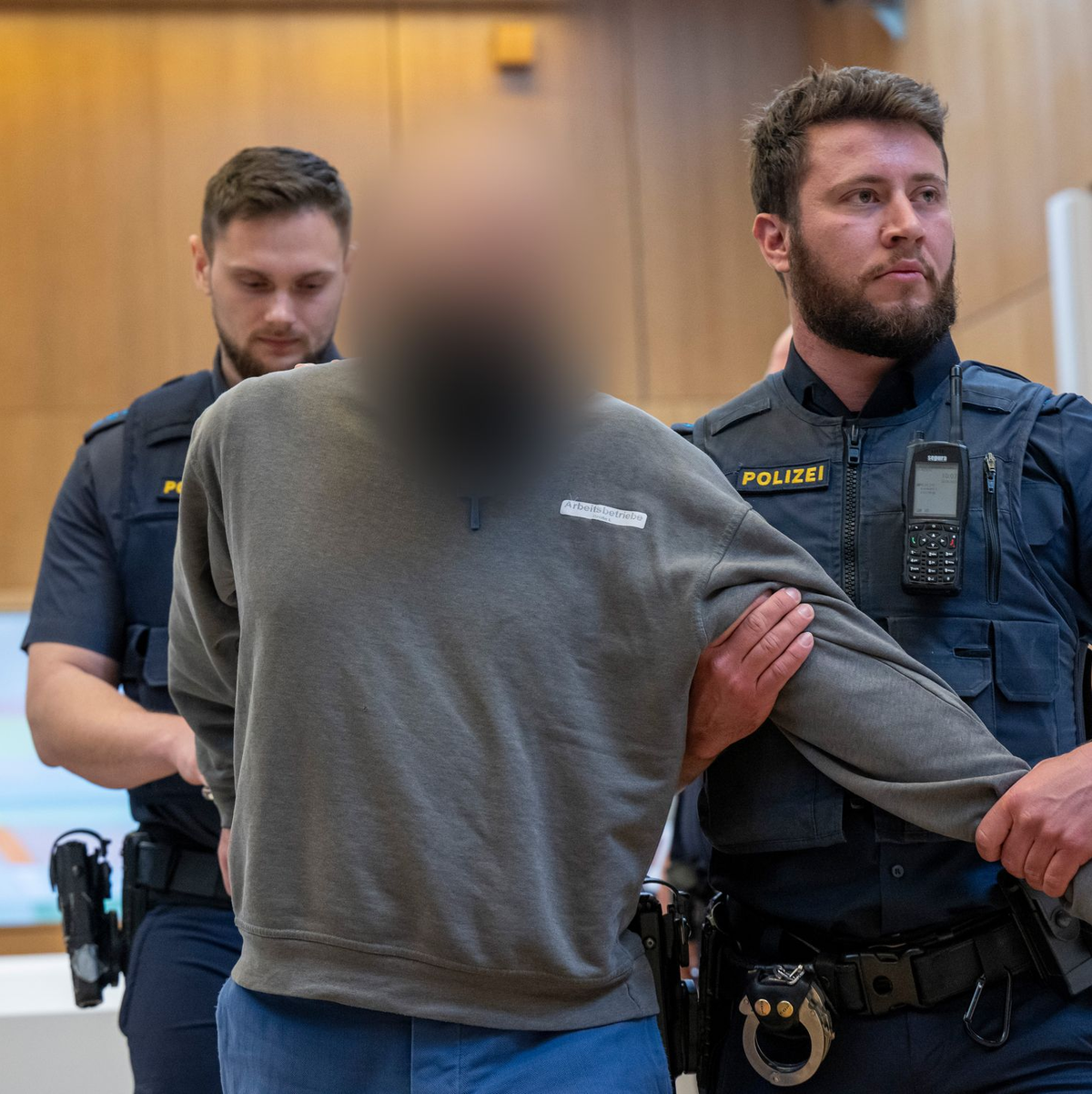 Am ersten Tag des Prozesses war der Hauptangeklagte in Hand- und Fußfesseln hereingeführt worden. (Archivfoto) - Foto: Peter Kneffel/dpa