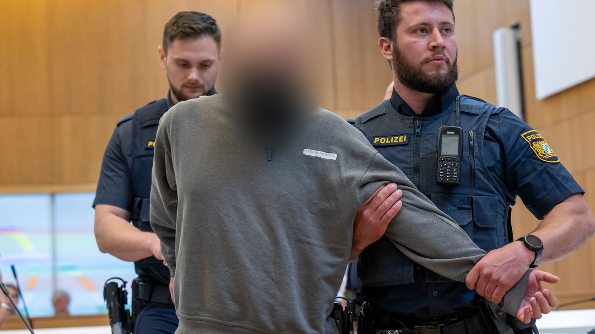 Die Angeklagten streiten die Vorwürfe ab. - Foto: Peter Kneffel/dpa