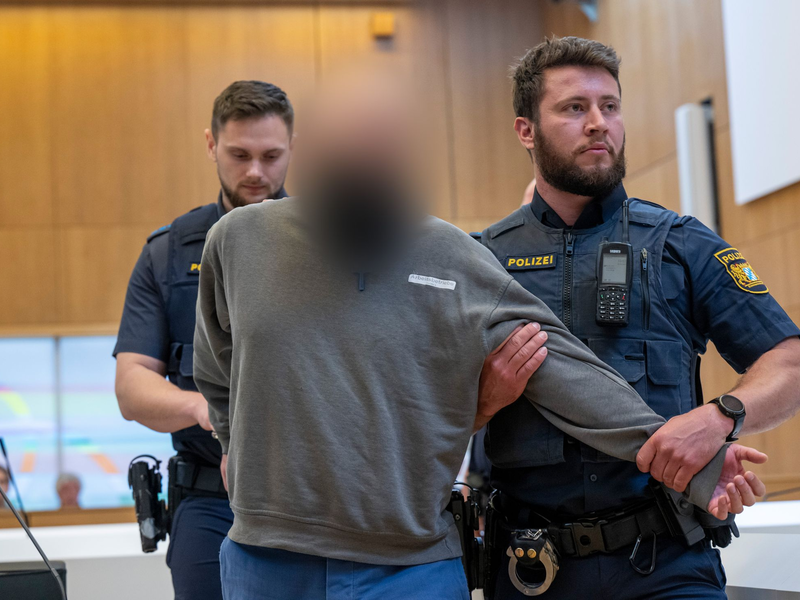 Die Angeklagten streiten die Vorwürfe ab. - Foto: Peter Kneffel/dpa