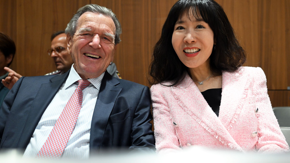 Mit Helm und Fahrrad kommt Stephan Weil (r) zur Wahl, bei der auch Christian Wulff zu Gast ist. - Foto: Julian Stratenschulte/dpa