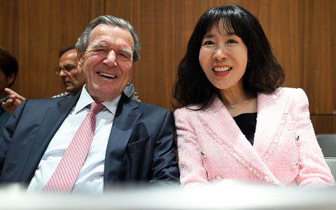 Mit Helm und Fahrrad kommt Stephan Weil (r) zur Wahl, bei der auch Christian Wulff zu Gast ist. - Foto: Julian Stratenschulte/dpa