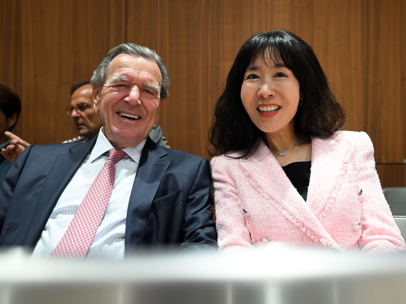 Mit Helm und Fahrrad kommt Stephan Weil (r) zur Wahl, bei der auch Christian Wulff zu Gast ist. - Foto: Julian Stratenschulte/dpa