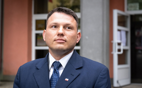 Der rechtsradikale polnische Präsidentschaftskandidat Slawomir Mentzen, der als Drittplatzierter nach der ersten Wahlrunde ausgeschieden ist, will Einfluss auf die Stichwahl nehmen. (Archivbild) - Foto: Tytus Zmijewski/PAP/dpa Der rechtsradikale polnische Präsidentschaftskandidat Slawomir Mentzen, der als Drittplatzierter nach der ersten Wahlrunde ausgeschieden ist, will Einfluss auf die Stichwahl nehmen. (Archivbild) - Foto: Tytus Zmijewski/PAP/dpa