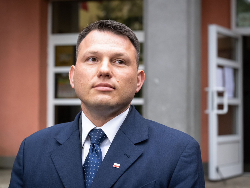 Der rechtsradikale polnische Präsidentschaftskandidat Slawomir Mentzen, der als Drittplatzierter nach der ersten Wahlrunde ausgeschieden ist, will Einfluss auf die Stichwahl nehmen. (Archivbild) - Foto: Tytus Zmijewski/PAP/dpa