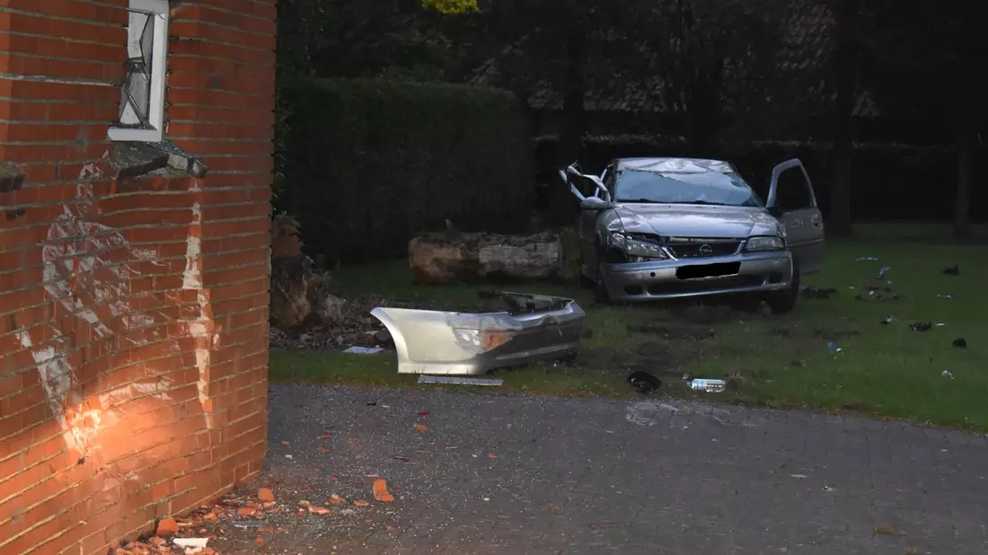 POL-OL: +++APEN/HENGSTFORDE: PKW kracht in Hauswand+++ - Bild: presseportal.de