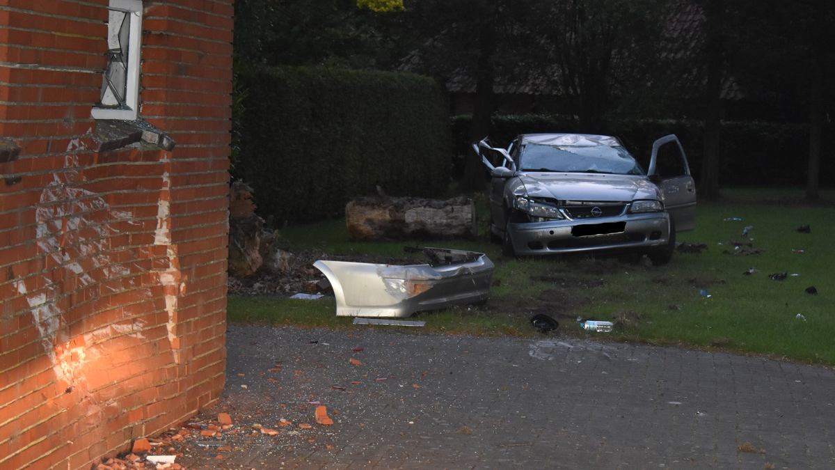 POL-OL: +++APEN/HENGSTFORDE: PKW kracht in Hauswand+++ - Foto: presseportal.de