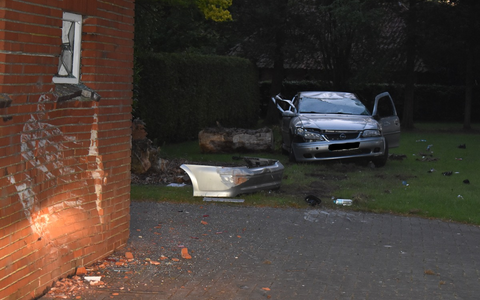 POL-OL: +++APEN/HENGSTFORDE: PKW kracht in Hauswand+++ - Foto: presseportal.de
