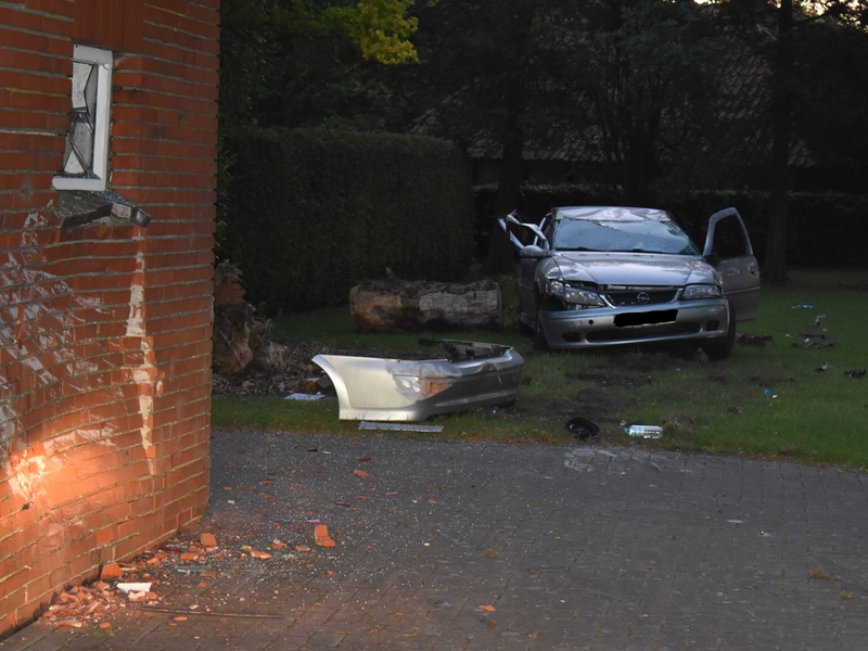 POL-OL: +++APEN/HENGSTFORDE: PKW kracht in Hauswand+++ - Foto: presseportal.de