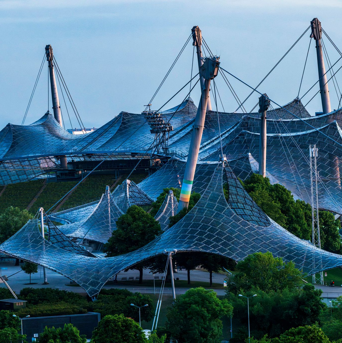 Das Olympiastadion in München wird derzeit für mehrere Hundert Millionen Euro saniert. - Foto: Peter Kneffel/dpa