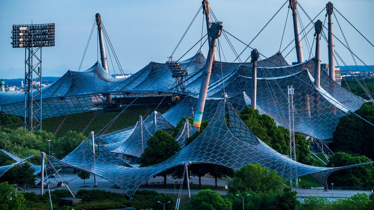 Das Olympiastadion in München wird derzeit für mehrere Hundert Millionen Euro saniert. - Foto: Peter Kneffel/dpa
