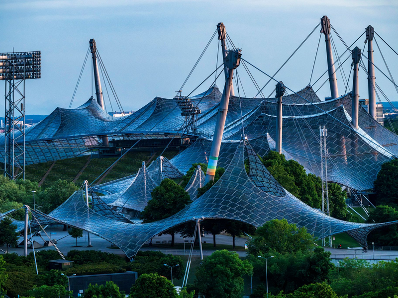 Das Olympiastadion in München wird derzeit für mehrere Hundert Millionen Euro saniert. - Foto: Peter Kneffel/dpa