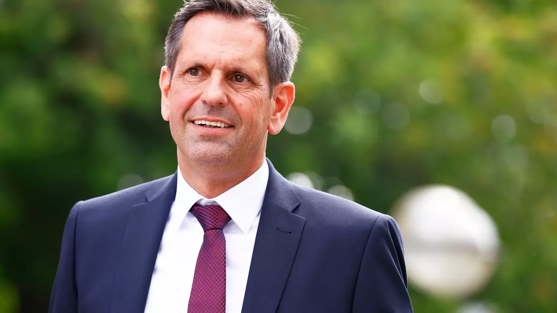 Olaf Lies übernimmt das Amt des Ministerpräsidenten vom langjährigen Regierungschef Stephan Weil. - Bild: Moritz Frankenberg/dpa