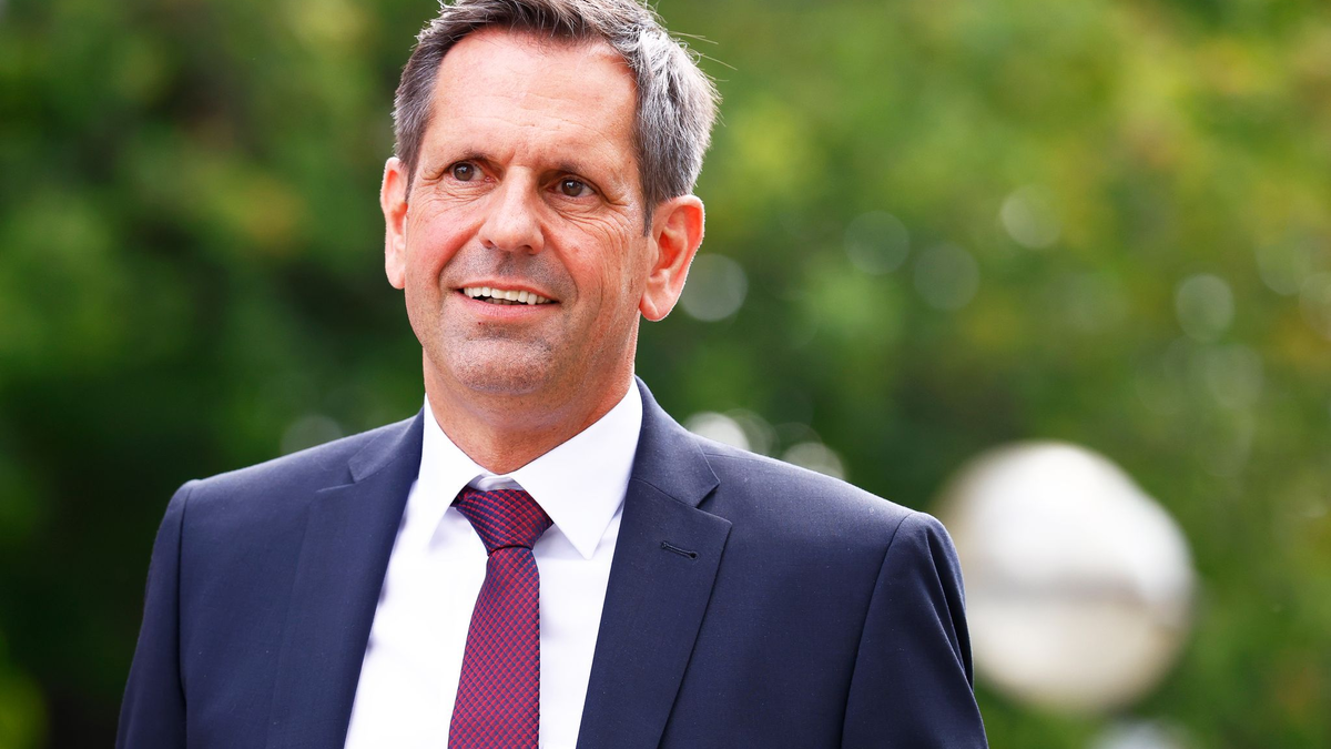 Olaf Lies übernimmt das Amt des Ministerpräsidenten vom langjährigen Regierungschef Stephan Weil. - Foto: Moritz Frankenberg/dpa