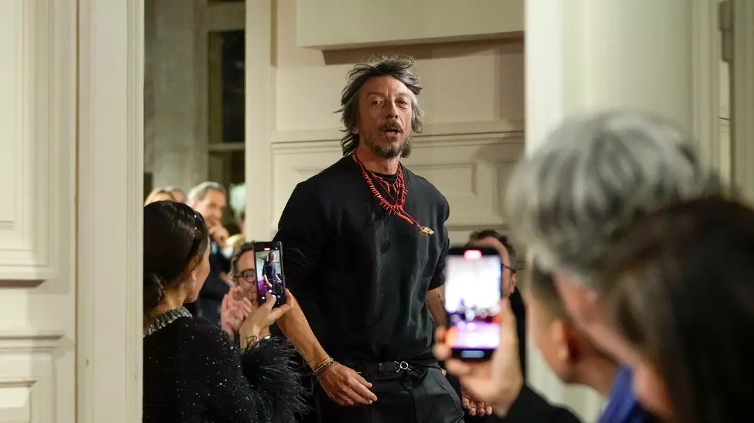 Pierpaolo Piccioli (56) war über zwei Jahrzehnte bei Valentino tätig. (Archivbild) - Bild: Thibault Camus/AP/dpa