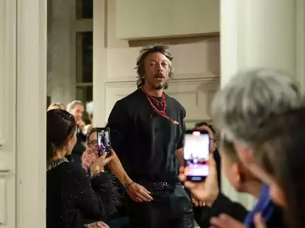 Pierpaolo Piccioli (56) war über zwei Jahrzehnte bei Valentino tätig. (Archivbild) - Foto: Thibault Camus/AP/dpa