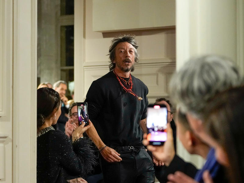 Pierpaolo Piccioli (56) war über zwei Jahrzehnte bei Valentino tätig. (Archivbild) - Foto: Thibault Camus/AP/dpa