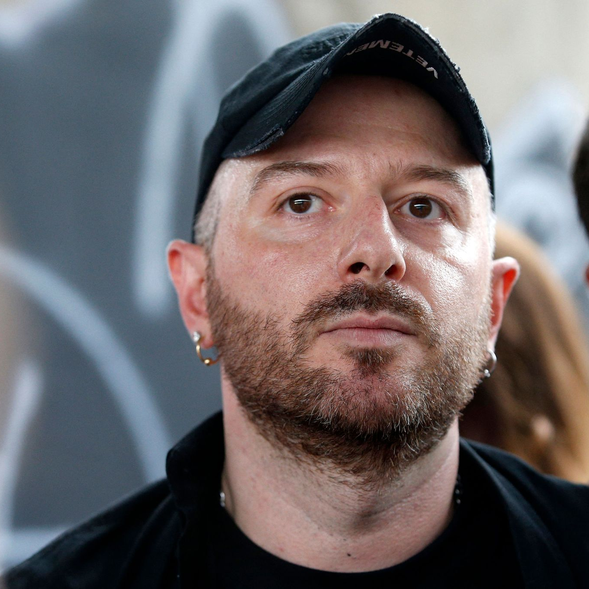 Der georgische Designer Demna wechselte im März zu Gucci. (Archivbild) - Foto: Geoffroy Van Der Hasselt/AFP/dpa