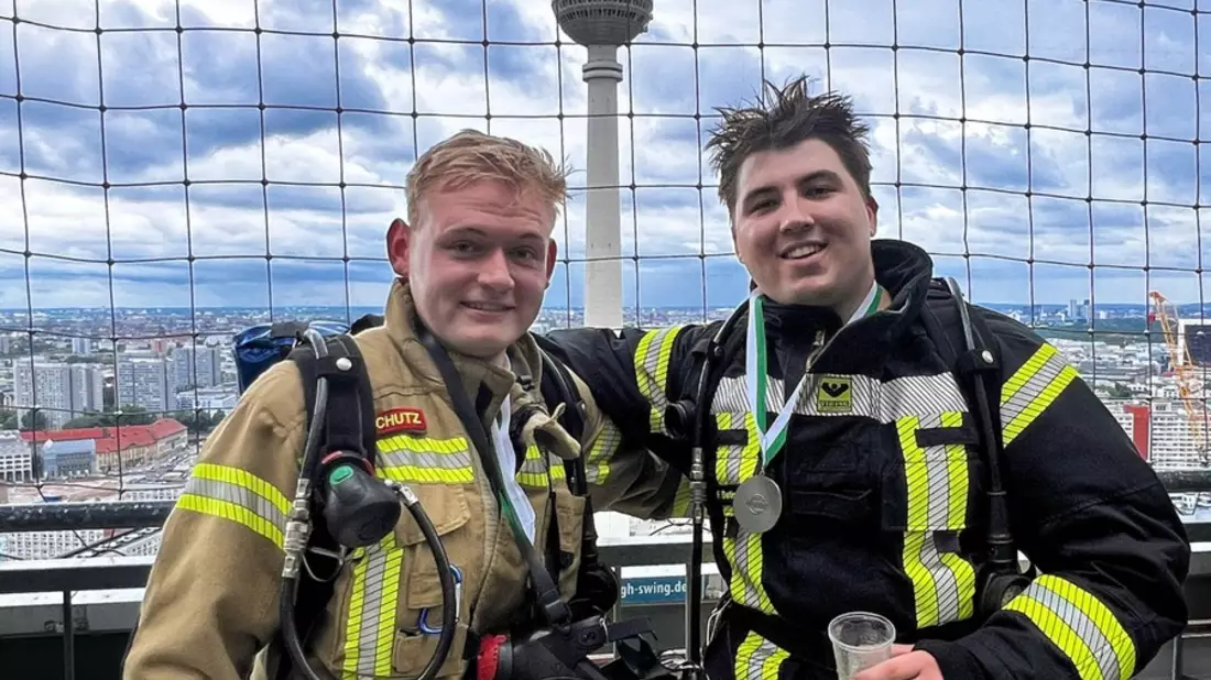 FW-OLL: 770 Stufen bis zum Ziel, Huntloser Feuerwehrmann bezwingt Park Inn Hotel in Berlin - Bild: presseportal.de