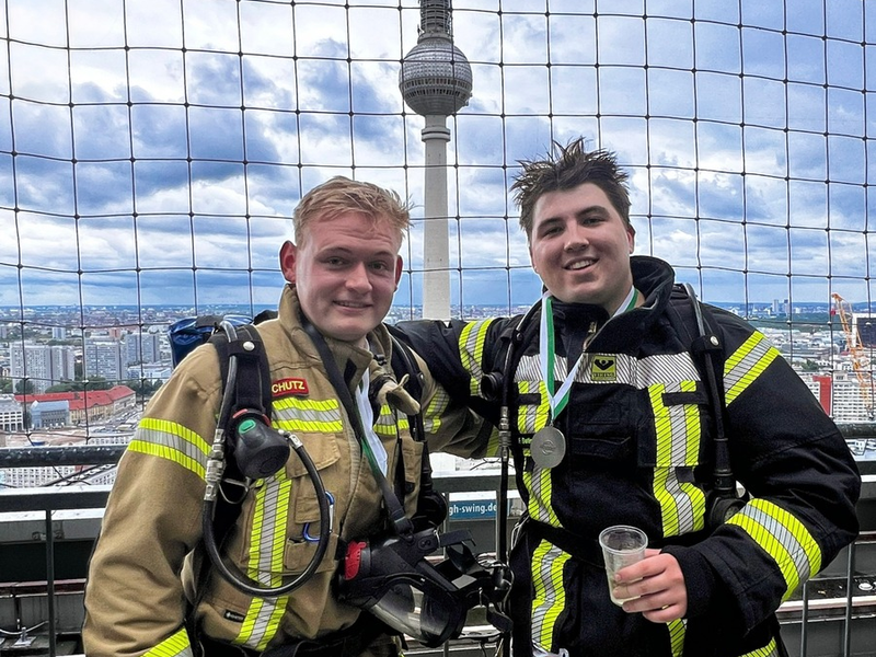 FW-OLL: 770 Stufen bis zum Ziel, Huntloser Feuerwehrmann bezwingt Park Inn Hotel in Berlin - Foto: presseportal.de