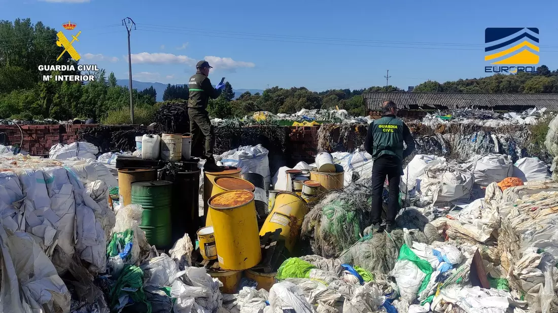 Es geht um mindestens 41.000 Tonnen Plastikmüll. (Foto Handout) - Bild: --/Guardia Civil /dpa