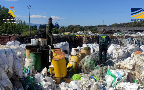 Es geht um mindestens 41.000 Tonnen Plastikmüll. (Foto Handout) - Foto: --/Guardia Civil /dpa